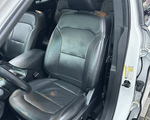 Білий Форд Експлорер, об'ємом двигуна 2.3 л та пробігом 148 тис. км за 16000 $, фото 25 на Automoto.ua