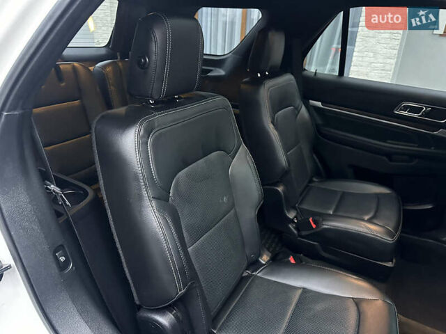 Білий Форд Експлорер, об'ємом двигуна 2.3 л та пробігом 148 тис. км за 16000 $, фото 54 на Automoto.ua