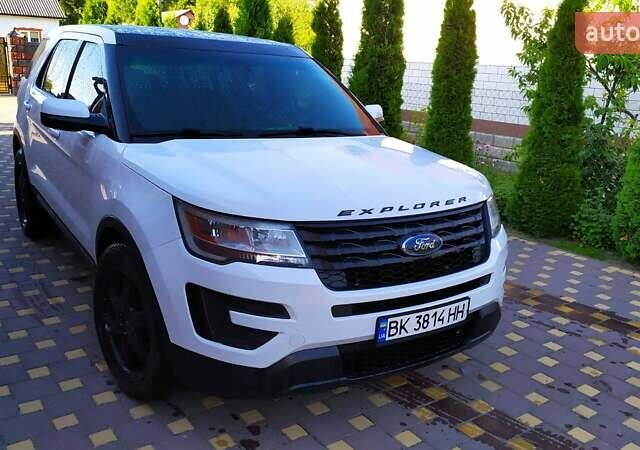 Білий Форд Експлорер, об'ємом двигуна 3.7 л та пробігом 160 тис. км за 17000 $, фото 2 на Automoto.ua