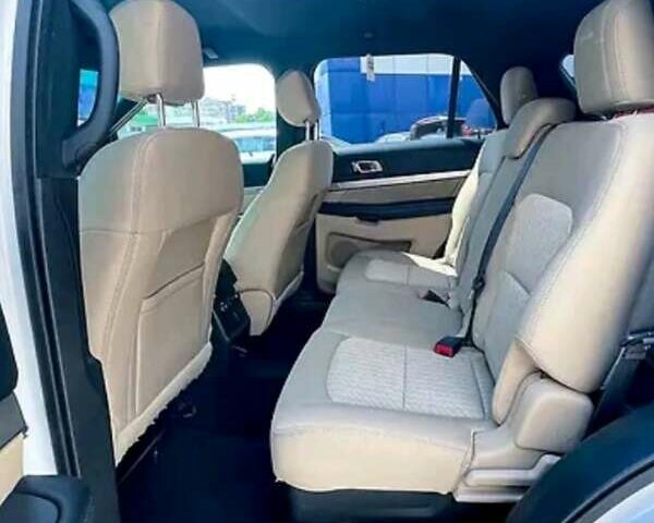 Білий Форд Експлорер, об'ємом двигуна 2.3 л та пробігом 161 тис. км за 17000 $, фото 4 на Automoto.ua