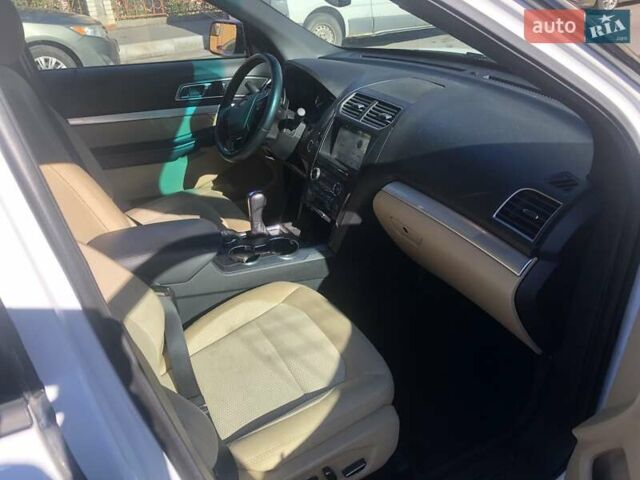 Белый Форд Эксплорер, объемом двигателя 3.5 л и пробегом 199 тыс. км за 17500 $, фото 6 на Automoto.ua