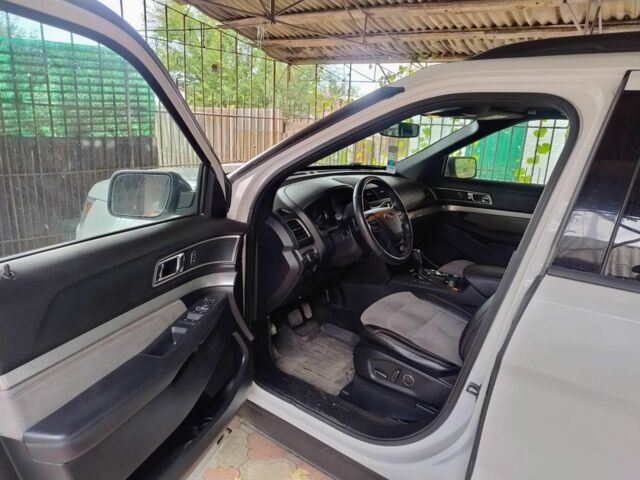 Форд Эксплорер 2017 в Лозовой на Automoto.ua Белый Форд Эксплорер, объемом двигателя 3.5 л и пробегом 128 тыс. км за 23000 $, фото 4 на Automoto.ua