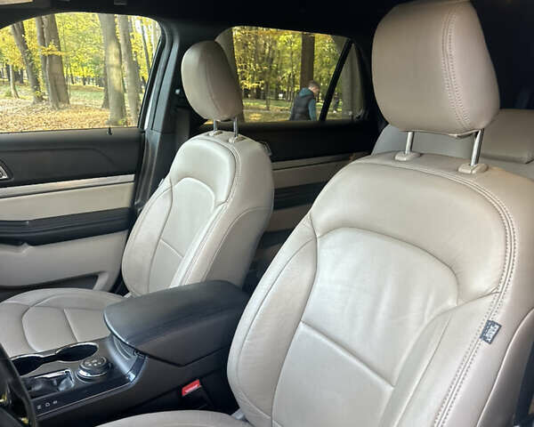 Форд Эксплорер 2018 в Ивано-Франковске на Automoto.ua Белый Форд Эксплорер, объемом двигателя 3.5 л и пробегом 107 тыс. км за 21500 $, фото 8 на Automoto.ua