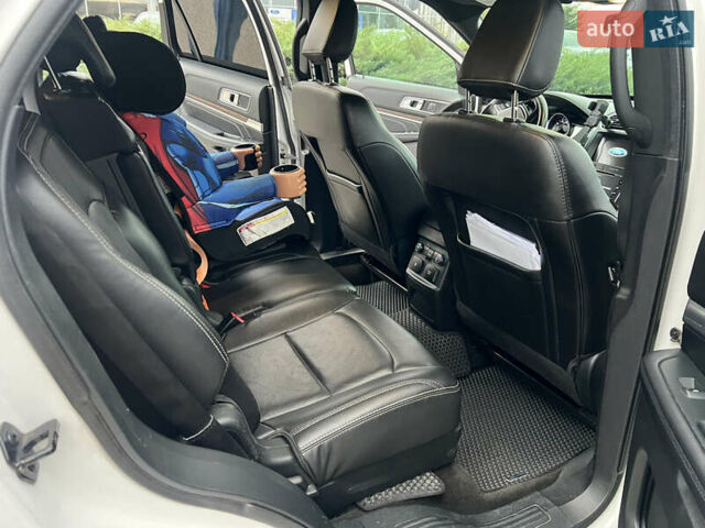 Белый Форд Эксплорер, объемом двигателя 3.5 л и пробегом 148 тыс. км за 23000 $, фото 13 на Automoto.ua