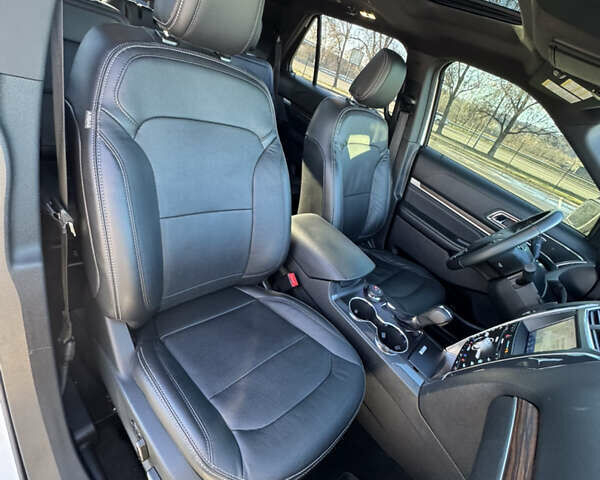 Белый Форд Эксплорер, объемом двигателя 3.5 л и пробегом 143 тыс. км за 26500 $, фото 10 на Automoto.ua