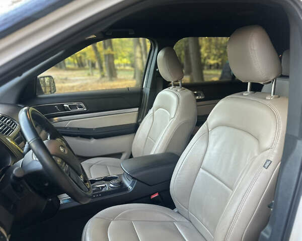 Форд Эксплорер 2018 в Ивано-Франковске на Automoto.ua Белый Форд Эксплорер, объемом двигателя 3.5 л и пробегом 107 тыс. км за 21500 $, фото 7 на Automoto.ua