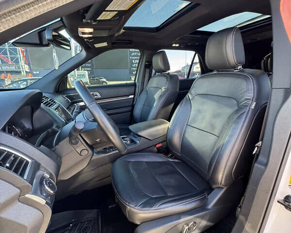 Белый Форд Эксплорер, объемом двигателя 3.5 л и пробегом 143 тыс. км за 26500 $, фото 14 на Automoto.ua