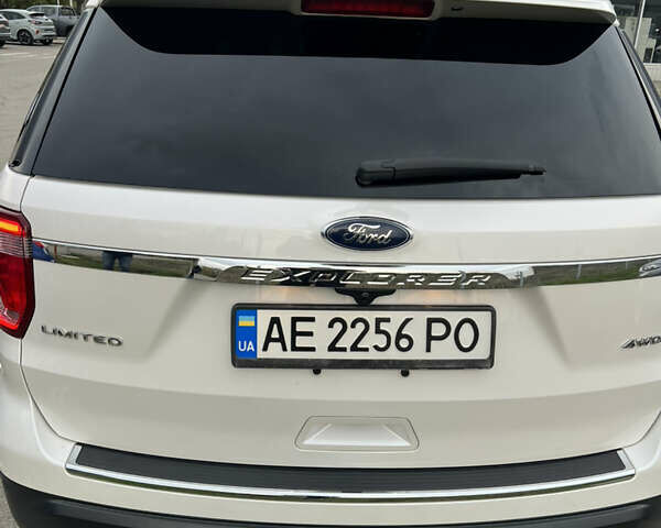 Белый Форд Эксплорер, объемом двигателя 3.5 л и пробегом 148 тыс. км за 23000 $, фото 6 на Automoto.ua
