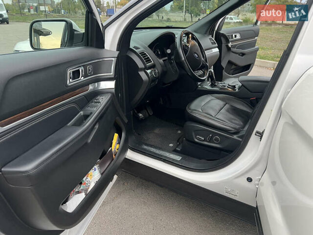 Белый Форд Эксплорер, объемом двигателя 3.5 л и пробегом 148 тыс. км за 23000 $, фото 17 на Automoto.ua