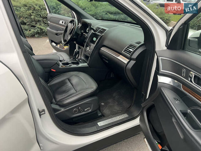 Белый Форд Эксплорер, объемом двигателя 3.5 л и пробегом 148 тыс. км за 23000 $, фото 24 на Automoto.ua