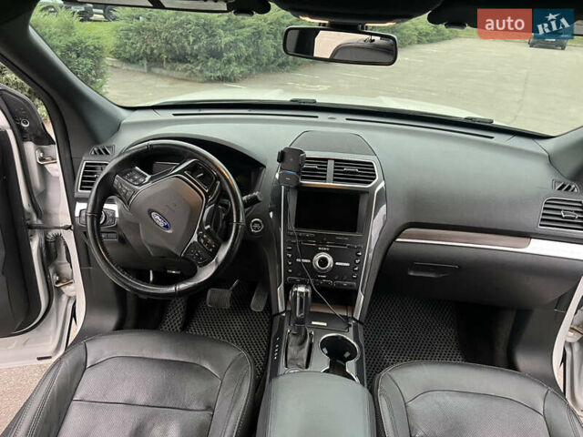 Белый Форд Эксплорер, объемом двигателя 3.5 л и пробегом 148 тыс. км за 23000 $, фото 18 на Automoto.ua