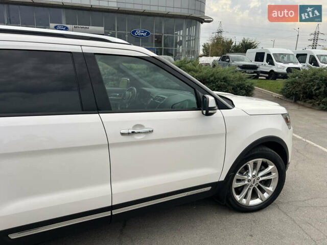 Белый Форд Эксплорер, объемом двигателя 3.5 л и пробегом 148 тыс. км за 23000 $, фото 2 на Automoto.ua