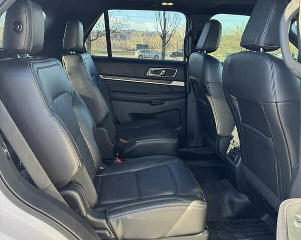 Белый Форд Эксплорер, объемом двигателя 3.5 л и пробегом 143 тыс. км за 26500 $, фото 11 на Automoto.ua