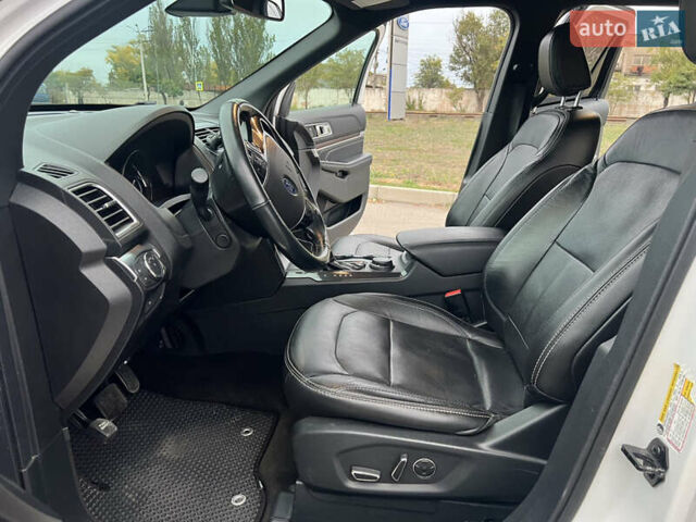 Белый Форд Эксплорер, объемом двигателя 3.5 л и пробегом 148 тыс. км за 23000 $, фото 16 на Automoto.ua