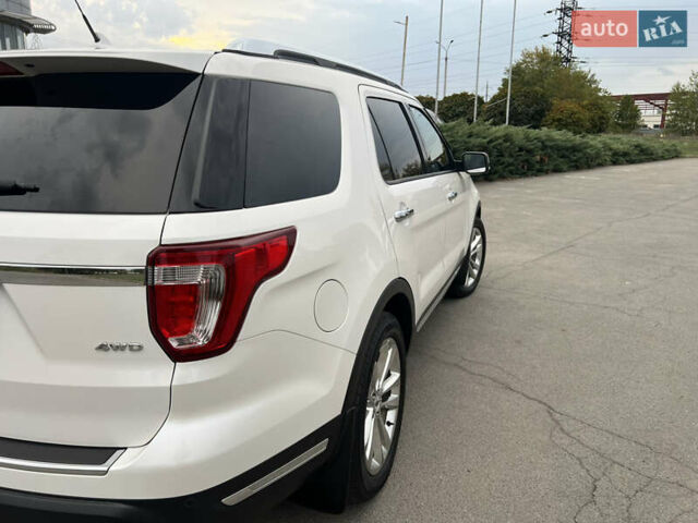 Белый Форд Эксплорер, объемом двигателя 3.5 л и пробегом 148 тыс. км за 23000 $, фото 3 на Automoto.ua