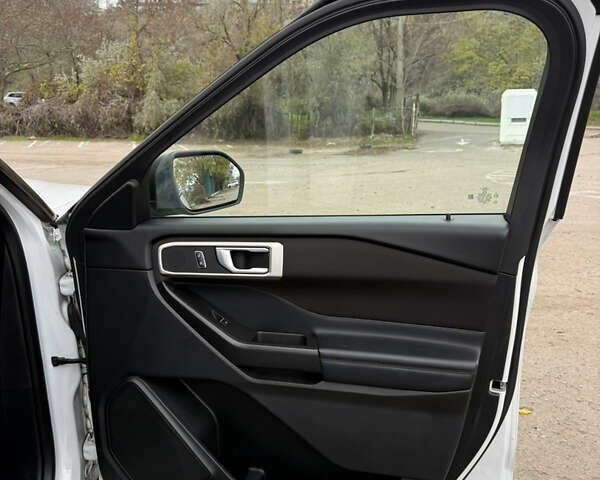 Белый Форд Эксплорер, объемом двигателя 2.26 л и пробегом 105 тыс. км за 27000 $, фото 9 на Automoto.ua