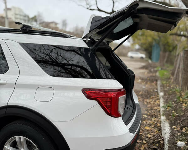 Белый Форд Эксплорер, объемом двигателя 2.26 л и пробегом 105 тыс. км за 27000 $, фото 2 на Automoto.ua