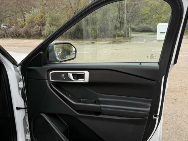 Белый Форд Эксплорер, объемом двигателя 2.3 л и пробегом 106 тыс. км за 27000 $, фото 16 на Automoto.ua