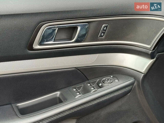 Черный Форд Эксплорер, объемом двигателя 2.3 л и пробегом 178 тыс. км за 13990 $, фото 9 на Automoto.ua