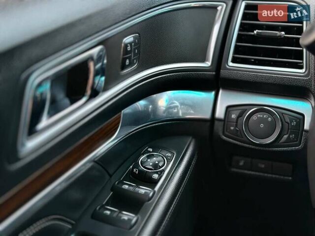 Черный Форд Эксплорер, объемом двигателя 3.5 л и пробегом 208 тыс. км за 21499 $, фото 21 на Automoto.ua