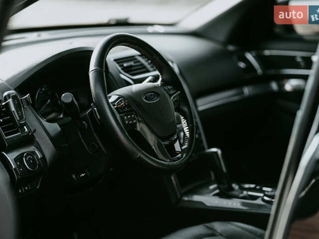 Черный Форд Эксплорер, объемом двигателя 3.5 л и пробегом 175 тыс. км за 23932 $, фото 5 на Automoto.ua