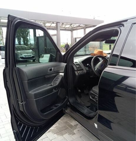 Черный Форд Эксплорер, объемом двигателя 3.7 л и пробегом 100 тыс. км за 18500 $, фото 6 на Automoto.ua