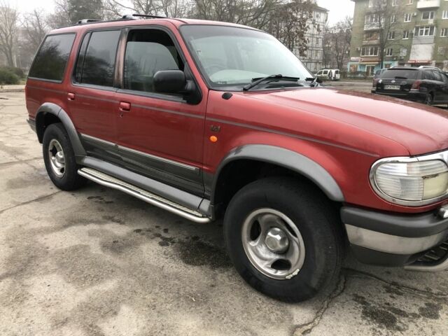 Красный Форд Эксплорер, объемом двигателя 4 л и пробегом 158 тыс. км за 2500 $, фото 2 на Automoto.ua