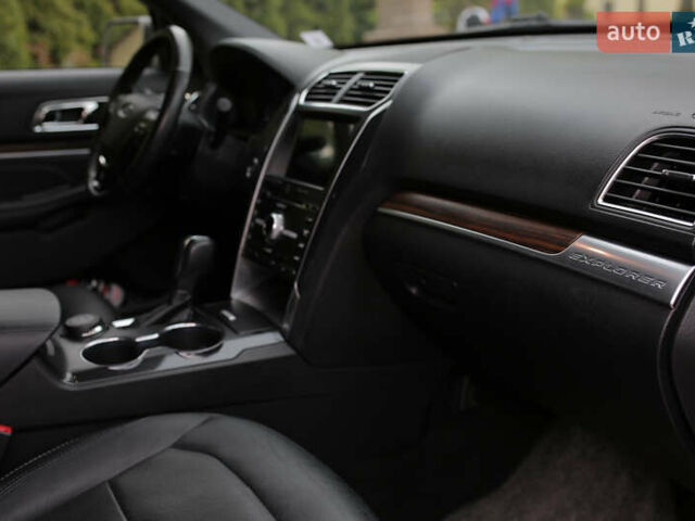 Форд Эксплорер 2018 в Кременце на Automoto.ua Красный Форд Эксплорер, объемом двигателя 3.5 л и пробегом 119 тыс. км за 26800 $, фото 17 на Automoto.ua