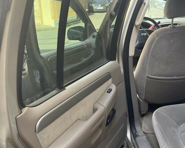 Форд Эксплорер 2003 в Киеве на Automoto.ua Серый Форд Эксплорер, объемом двигателя 4 л и пробегом 220 тыс. км за 13000 $, фото 14 на Automoto.ua