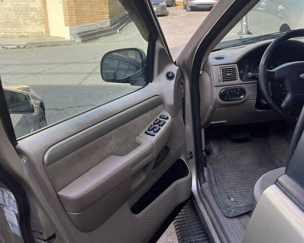 Форд Эксплорер 2003 в Киеве на Automoto.ua Серый Форд Эксплорер, объемом двигателя 4 л и пробегом 220 тыс. км за 13000 $, фото 2 на Automoto.ua