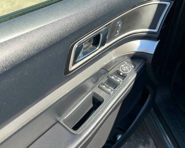 Серый Форд Эксплорер, объемом двигателя 3.5 л и пробегом 289 тыс. км за 15999 $, фото 12 на Automoto.ua