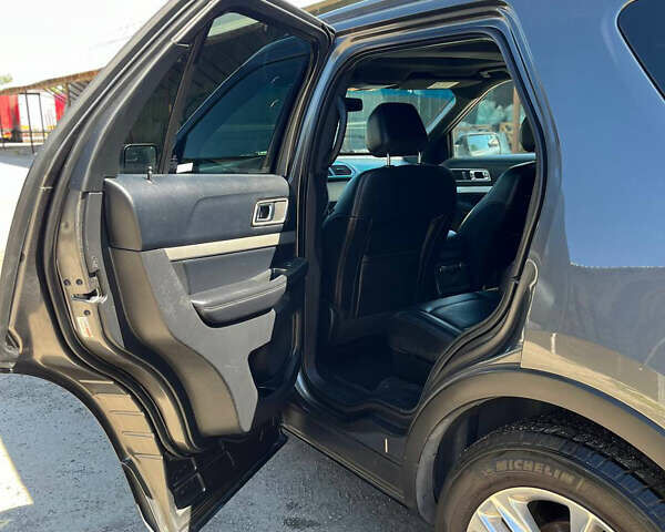 Серый Форд Эксплорер, объемом двигателя 3.5 л и пробегом 289 тыс. км за 15999 $, фото 9 на Automoto.ua