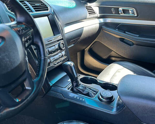 Серый Форд Эксплорер, объемом двигателя 3.5 л и пробегом 289 тыс. км за 15999 $, фото 10 на Automoto.ua