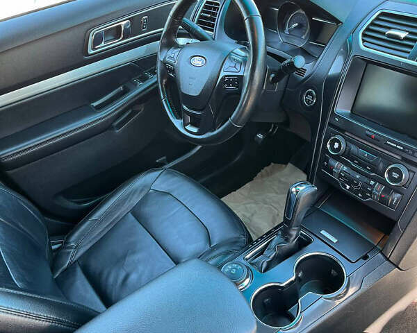 Серый Форд Эксплорер, объемом двигателя 3.5 л и пробегом 289 тыс. км за 15999 $, фото 16 на Automoto.ua