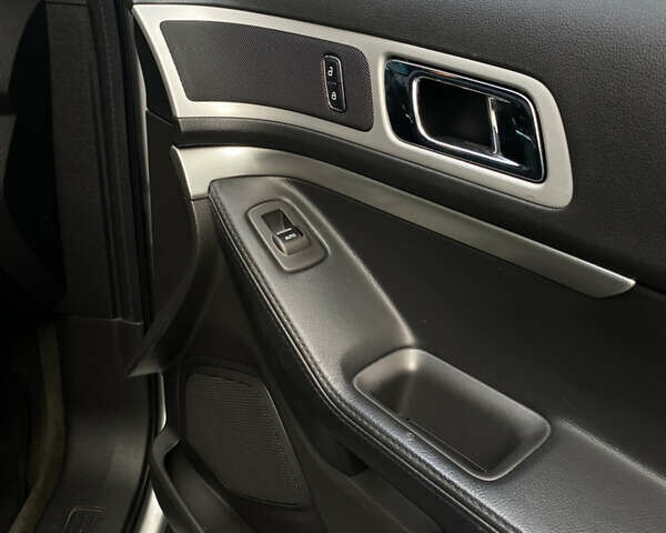 Серый Форд Эксплорер, объемом двигателя 3.5 л и пробегом 210 тыс. км за 18500 $, фото 11 на Automoto.ua