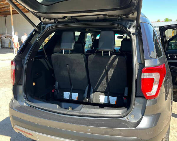 Серый Форд Эксплорер, объемом двигателя 3.5 л и пробегом 289 тыс. км за 15999 $, фото 7 на Automoto.ua