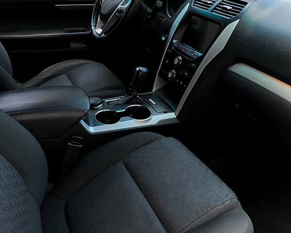 Серый Форд Эксплорер, объемом двигателя 3.5 л и пробегом 210 тыс. км за 18500 $, фото 8 на Automoto.ua