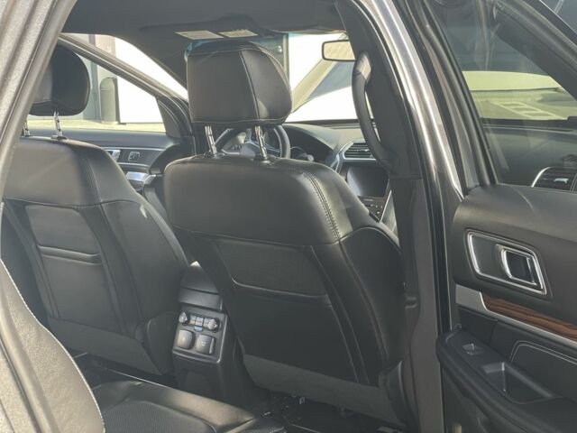 Серый Форд Эксплорер, объемом двигателя 3.5 л и пробегом 178 тыс. км за 19600 $, фото 9 на Automoto.ua