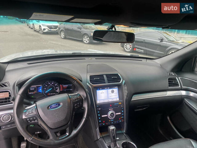 Серый Форд Эксплорер, объемом двигателя 3.5 л и пробегом 176 тыс. км за 18800 $, фото 6 на Automoto.ua