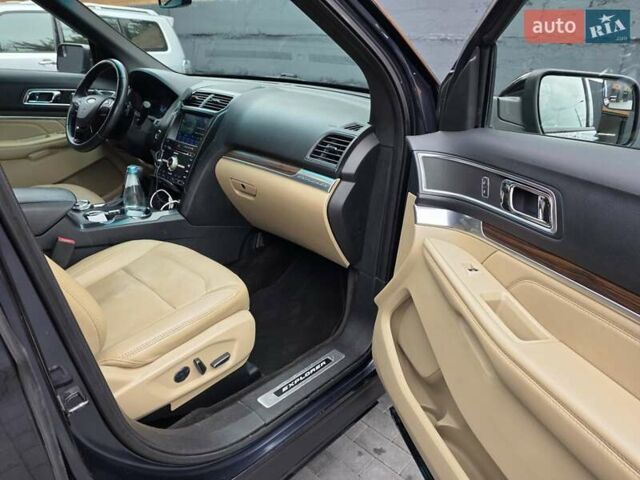 Серый Форд Эксплорер, объемом двигателя 3.5 л и пробегом 263 тыс. км за 16200 $, фото 24 на Automoto.ua