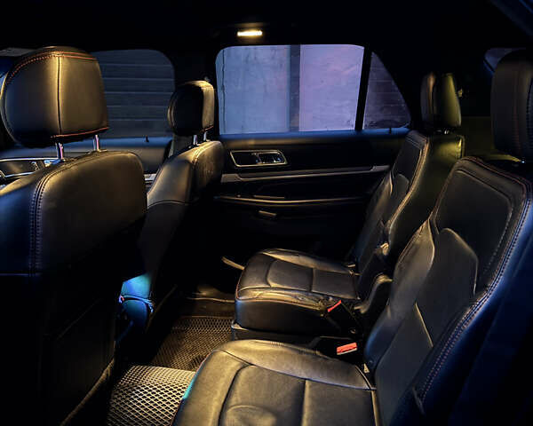 Серый Форд Эксплорер, объемом двигателя 3.5 л и пробегом 180 тыс. км за 17500 $, фото 16 на Automoto.ua