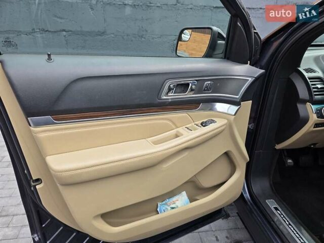 Серый Форд Эксплорер, объемом двигателя 3.5 л и пробегом 263 тыс. км за 16200 $, фото 11 на Automoto.ua