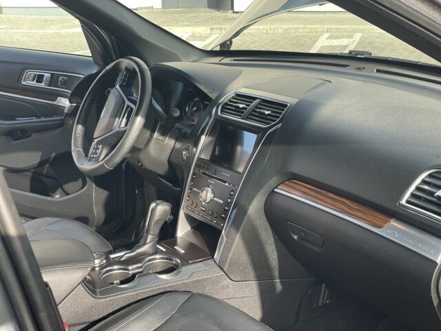 Серый Форд Эксплорер, объемом двигателя 3.5 л и пробегом 178 тыс. км за 19600 $, фото 8 на Automoto.ua