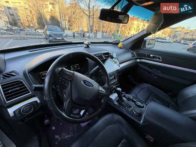 Серый Форд Эксплорер, объемом двигателя 2.26 л и пробегом 180 тыс. км за 18300 $, фото 5 на Automoto.ua