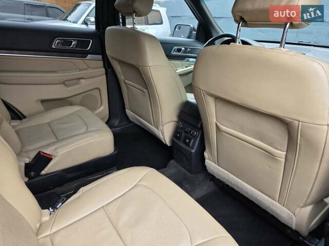 Серый Форд Эксплорер, объемом двигателя 3.5 л и пробегом 263 тыс. км за 16200 $, фото 23 на Automoto.ua
