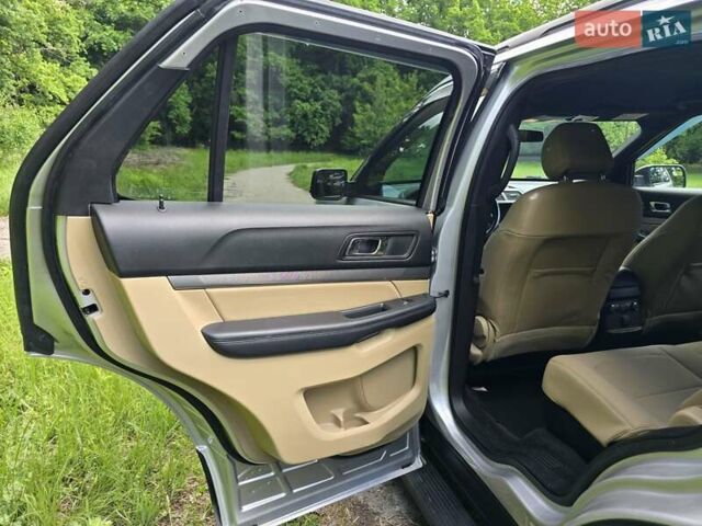 Серый Форд Эксплорер, объемом двигателя 3.5 л и пробегом 130 тыс. км за 20500 $, фото 46 на Automoto.ua