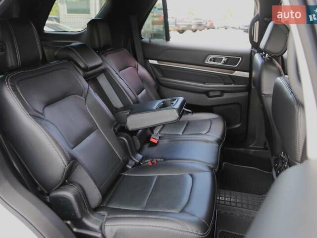 Серый Форд Эксплорер, объемом двигателя 3.5 л и пробегом 163 тыс. км за 23900 $, фото 11 на Automoto.ua