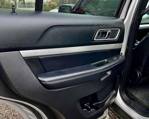 Серый Форд Эксплорер, объемом двигателя 3.5 л и пробегом 149 тыс. км за 18700 $, фото 26 на Automoto.ua