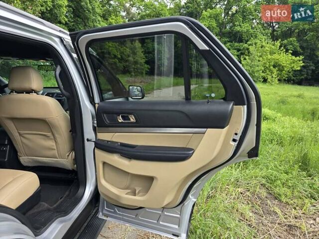 Серый Форд Эксплорер, объемом двигателя 3.5 л и пробегом 130 тыс. км за 20500 $, фото 48 на Automoto.ua