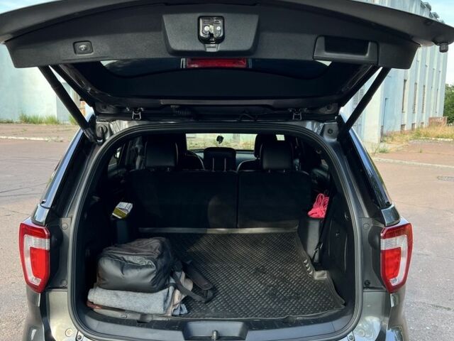 Серый Форд Эксплорер, объемом двигателя 3.5 л и пробегом 125 тыс. км за 465 $, фото 4 на Automoto.ua